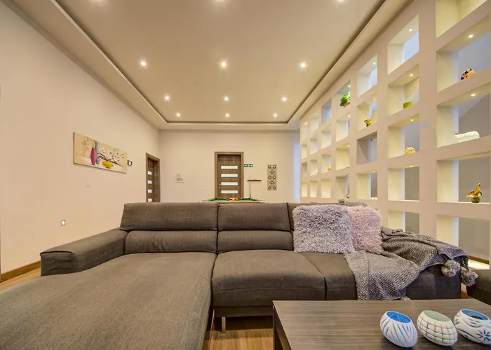 Ghea - Indoor Jacuzzi Pool, Sauna And Games