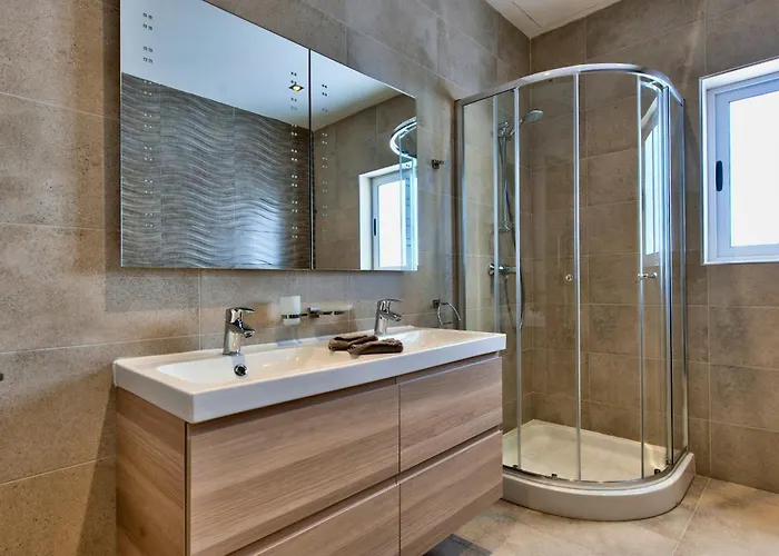 Ghea - Indoor Jacuzzi Pool, Sauna And Games