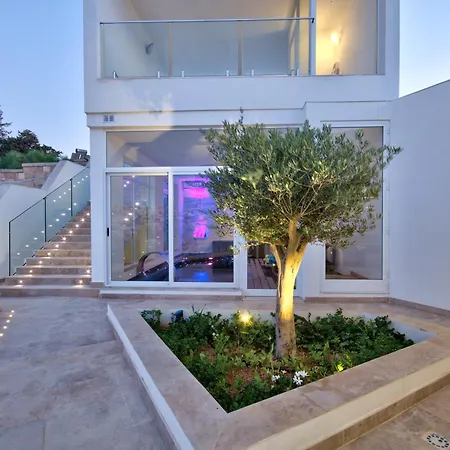 Ghea - Indoor Jacuzzi Pool, Sauna And Games ヴィラ *