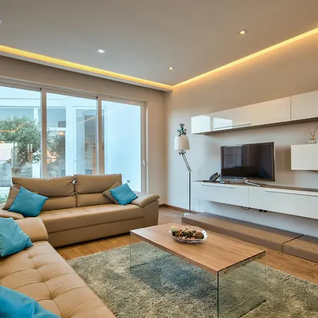 Ghea - Indoor Jacuzzi Pool, Sauna And Games