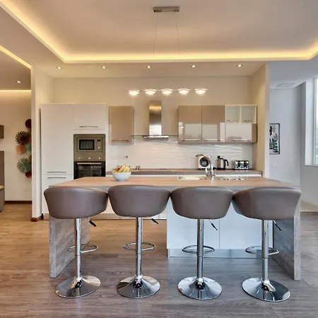 Ghea - Indoor Jacuzzi Pool, Sauna And Games ヴィラ *