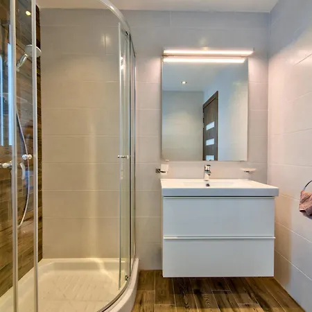 Ghea - Indoor Jacuzzi Pool, Sauna And Games メーリッハ