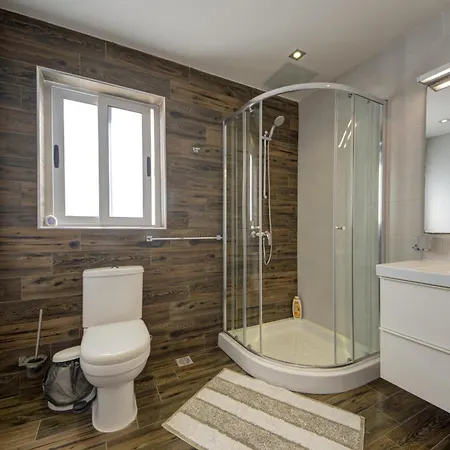 Ghea - Indoor Jacuzzi Pool, Sauna And Games