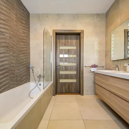 Ghea - Indoor Jacuzzi Pool, Sauna And Games 梅利哈