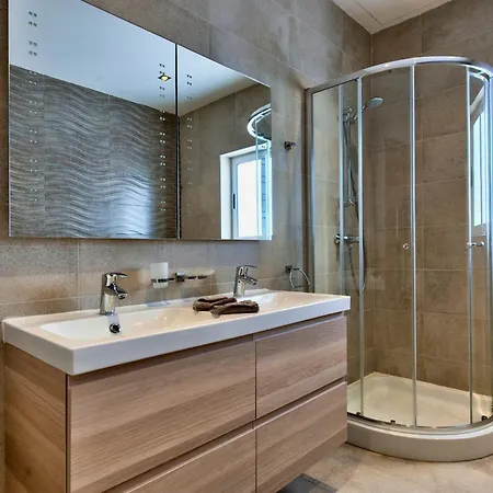 Ghea - Indoor Jacuzzi Pool, Sauna And Games