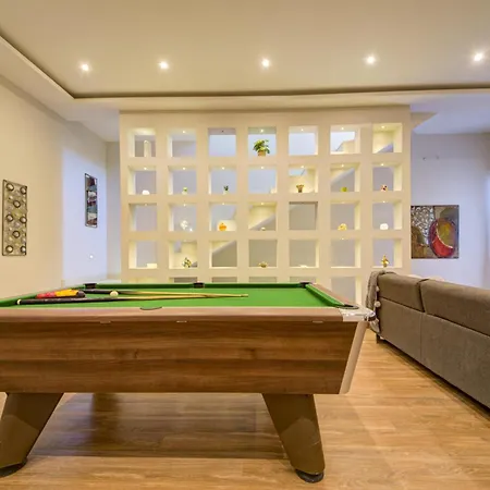 Villa Ghea - Indoor Jacuzzi Pool, Sauna&games *