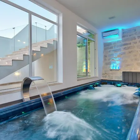 Ghea - Indoor Jacuzzi Pool, Sauna And Games *