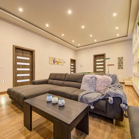 Ghea - Indoor Jacuzzi Pool, Sauna&games