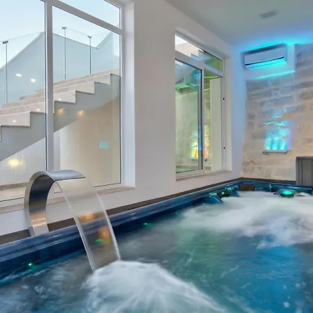 Ghea - Indoor Jacuzzi Pool, Sauna And Games