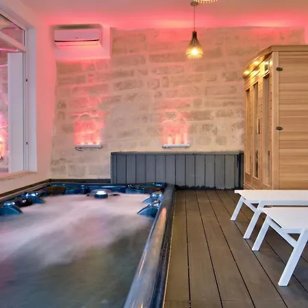 Ghea - Indoor Jacuzzi Pool, Sauna And Games *