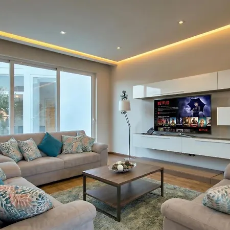 Ghea - Indoor Jacuzzi Pool, Sauna And Games *