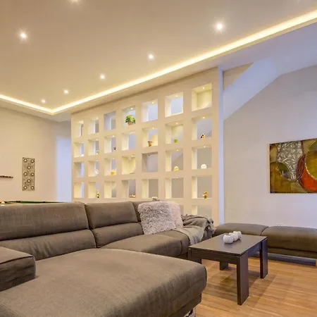 Villa Ghea - Indoor Jacuzzi Pool, Sauna And Games