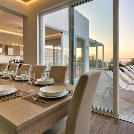 Villa Ghea - Indoor Jacuzzi Pool, Sauna And Games *