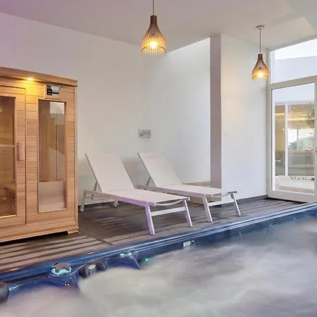 Villa Ghea - Indoor Jacuzzi Pool, Sauna And Games