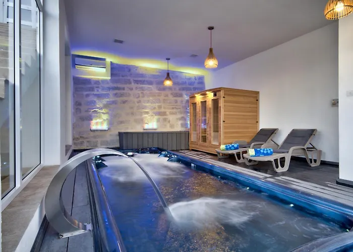 Ghea - Indoor Jacuzzi Pool, Sauna And Games Villa *