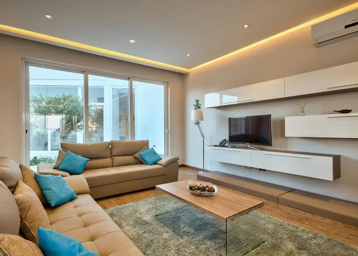 Ghea - Indoor Jacuzzi Pool, Sauna And Games