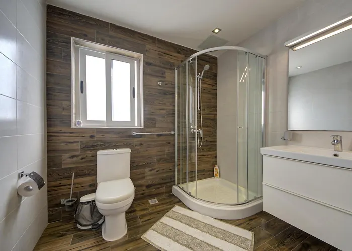 Ghea - Indoor Jacuzzi Pool, Sauna And Games