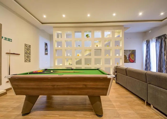 Villa Ghea - Indoor Jacuzzi Pool, Sauna And Games *