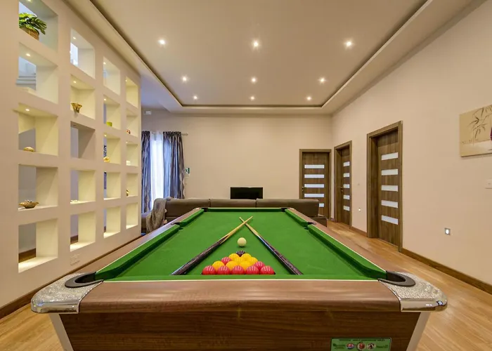 Ghea - Indoor Jacuzzi Pool, Sauna And Games *