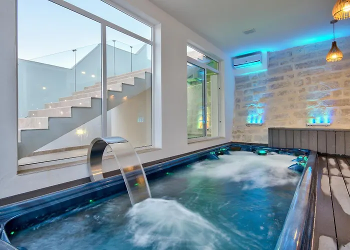 Ghea - Indoor Jacuzzi Pool, Sauna And Games *