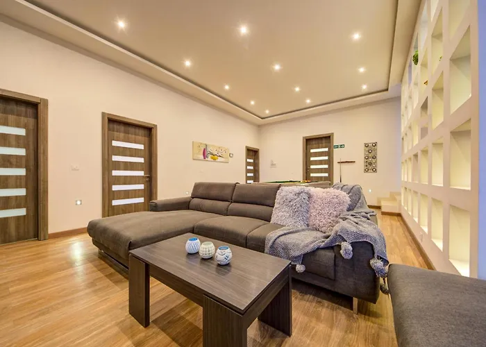 Ghea - Indoor Jacuzzi Pool, Sauna And Games